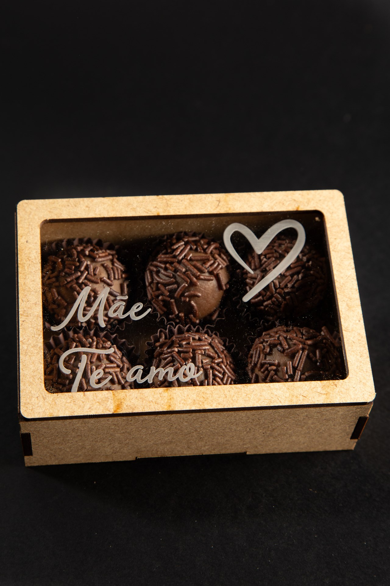 Mini caixa para brigadeiros com tampa em acrílico 12 x 8 x 4 cm.